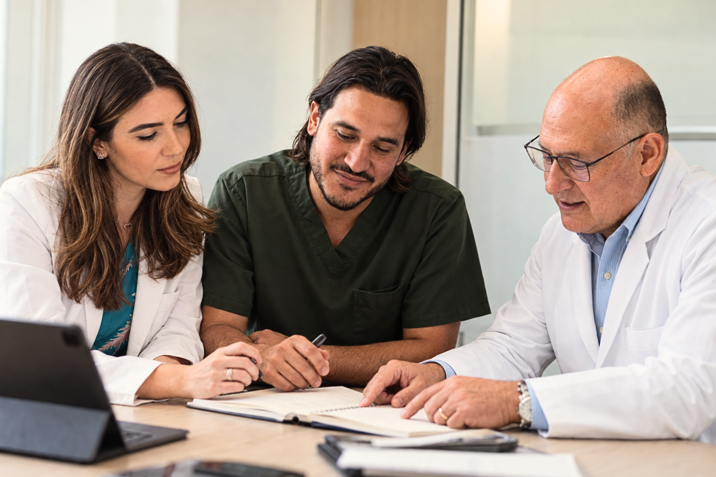 Equipo médico de PleniMedic revisando un caso juntos
